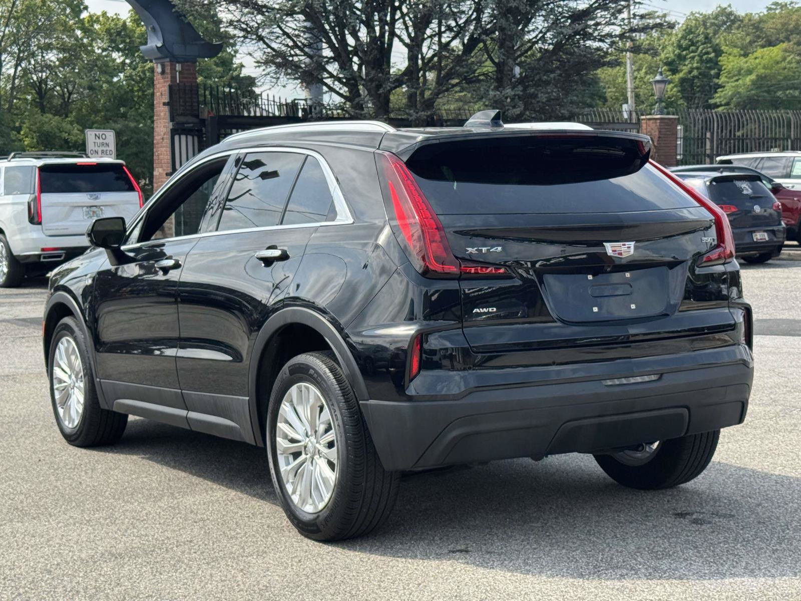 Certified 2024 Cadillac XT4 Luxury w/ Cold Weather Package AWD/4WD image 7