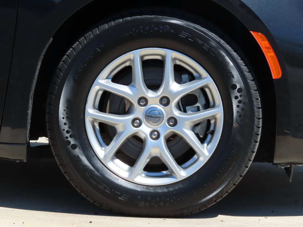 Used 2023 Chrysler Pacifica Touring-L FWD image 15