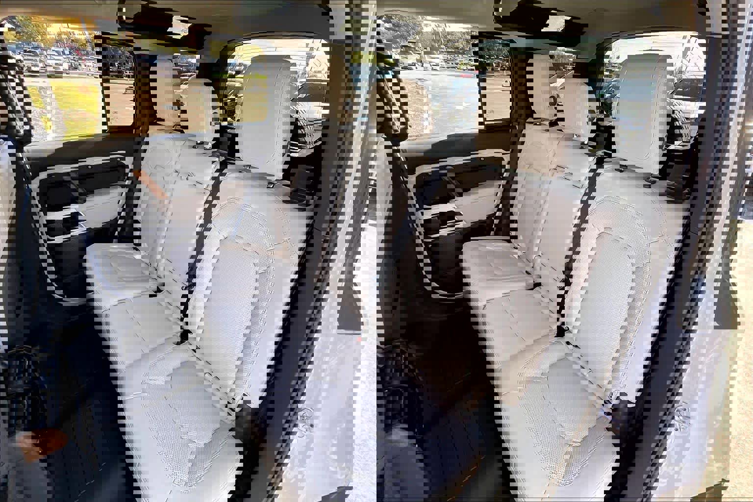 Used 2023 Land Rover Defender 110 SE image 17