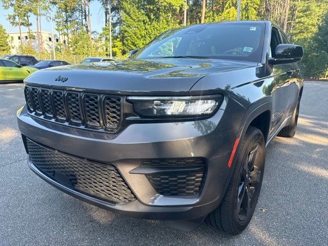 Used 2024 Jeep Grand Cherokee Altitude AWD/4WD image 9