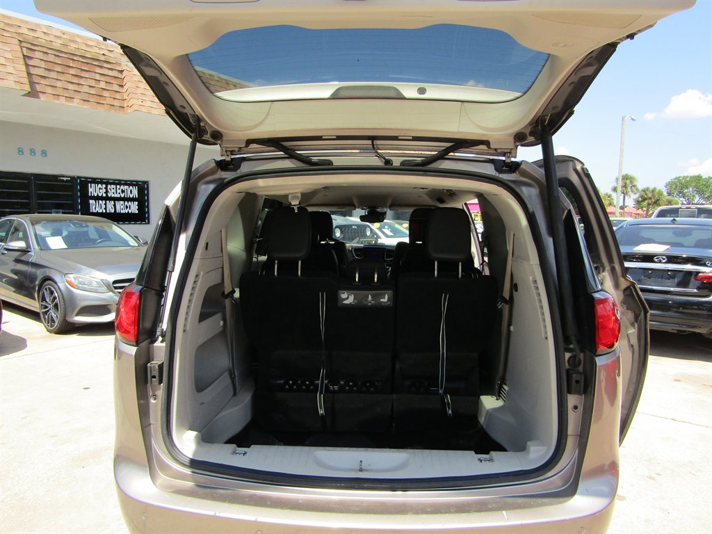 Used 2017 Chrysler Pacifica Touring-L Plus w/ Advanced Safetytec Group FWD image 8