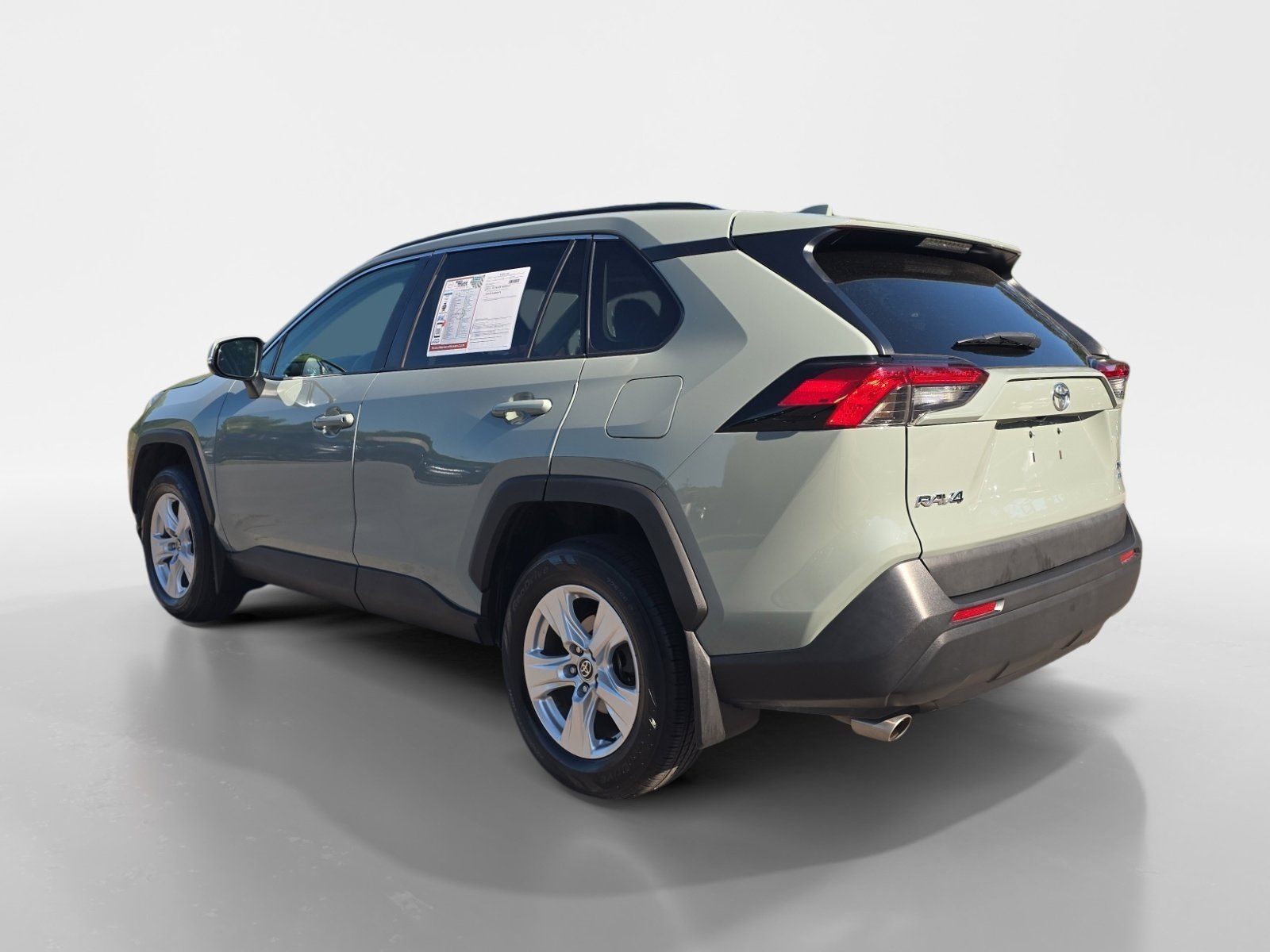 Used 2021 Toyota RAV4 XLE w/ Convenience Package AWD/4WD image 3