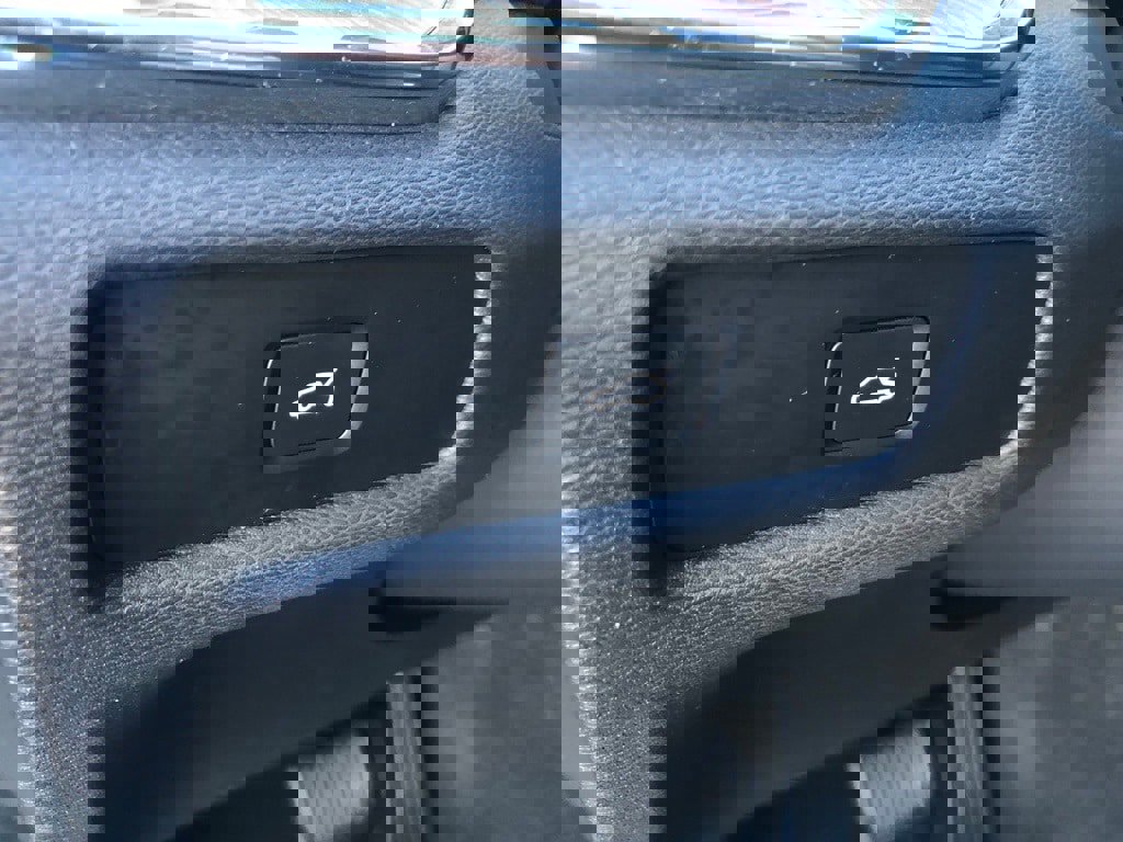 Used 2025 Volvo V60 B5 Cross Country Plus image 12