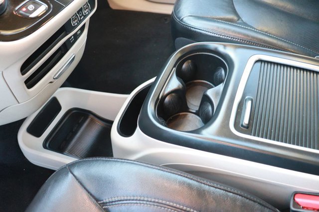 Used 2022 Chrysler Pacifica Touring-L image 17