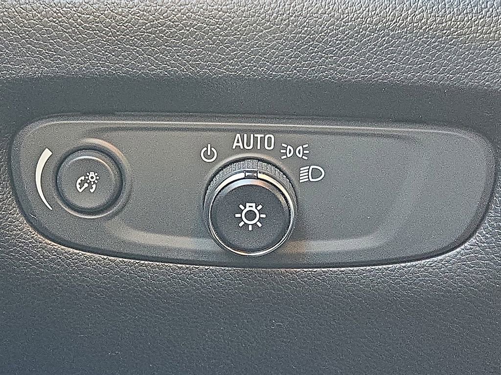 Used 2023 Chevrolet Traverse LT image 30