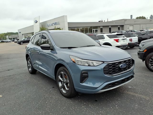 Used 2023 Ford Escape ST-Line w/ Tech Pack #1 AWD/4WD image 3