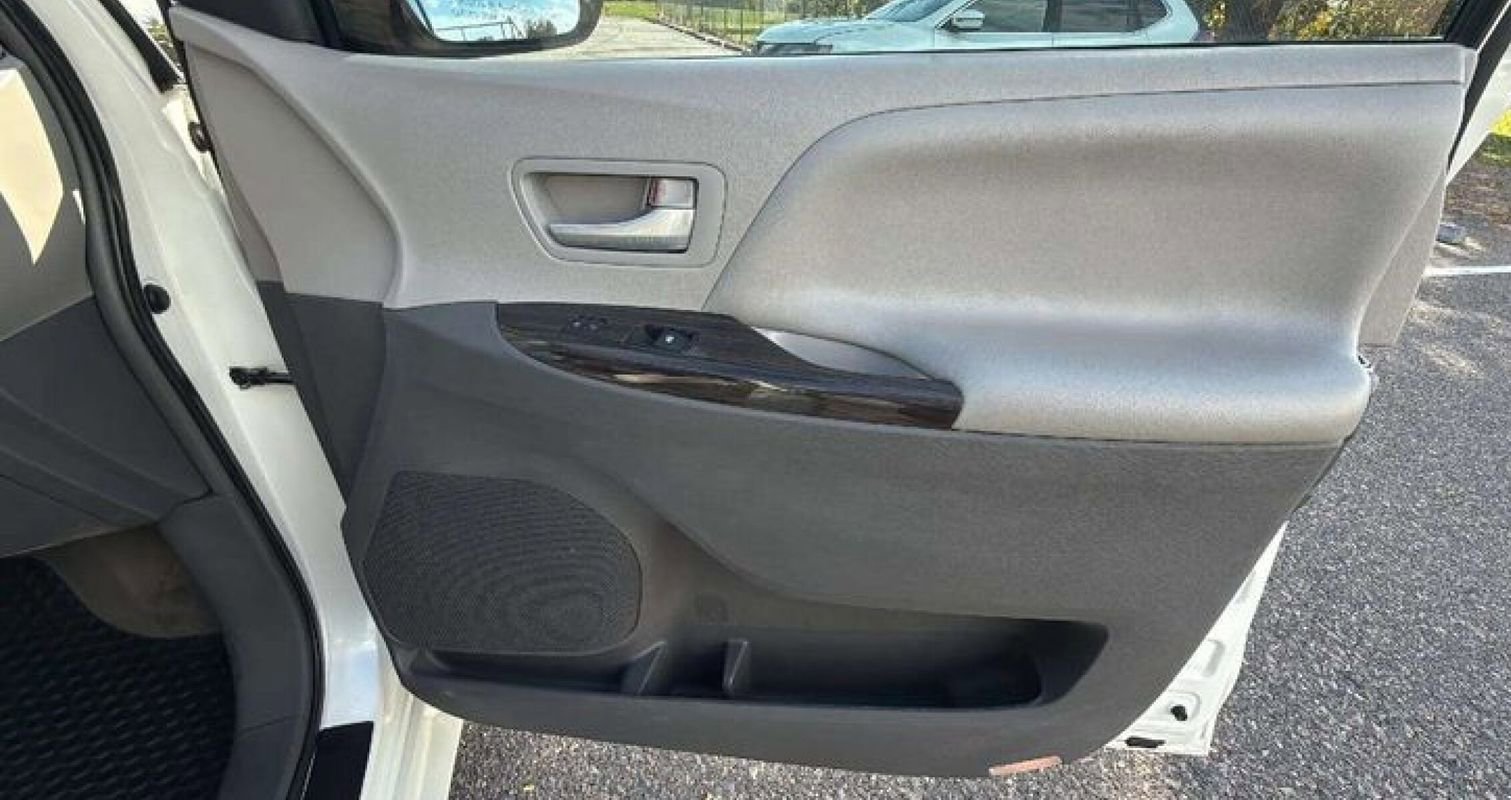 Used 2015 Toyota Sienna XLE image 22