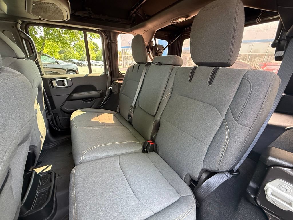 Used 2024 Jeep Wrangler Unlimited Sahara AWD/4WD image 23