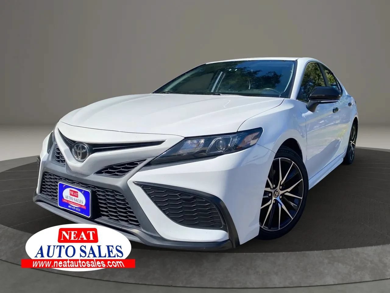 Used 2022 Toyota Camry SE FWD image 1