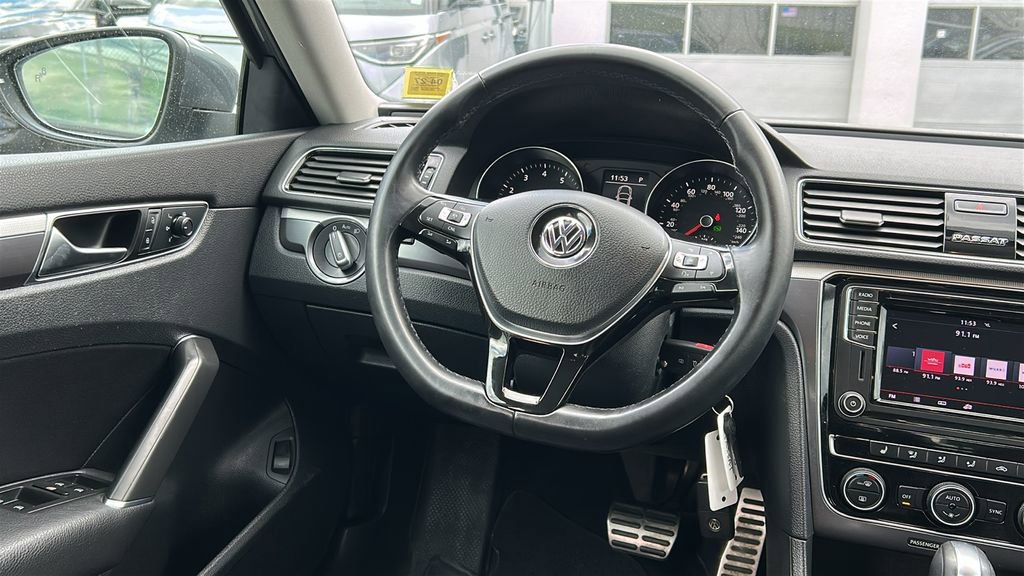 Used 2018 Volkswagen Passat 2.0T R-Line FWD image 23