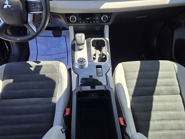 Used 2025 Mitsubishi Outlander SE FWD image 31