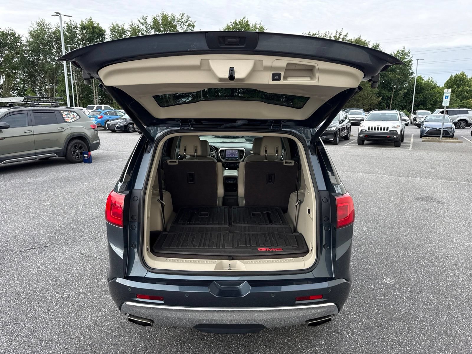 Used 2019 GMC Acadia Denali w/ Technology Package FWD image 11