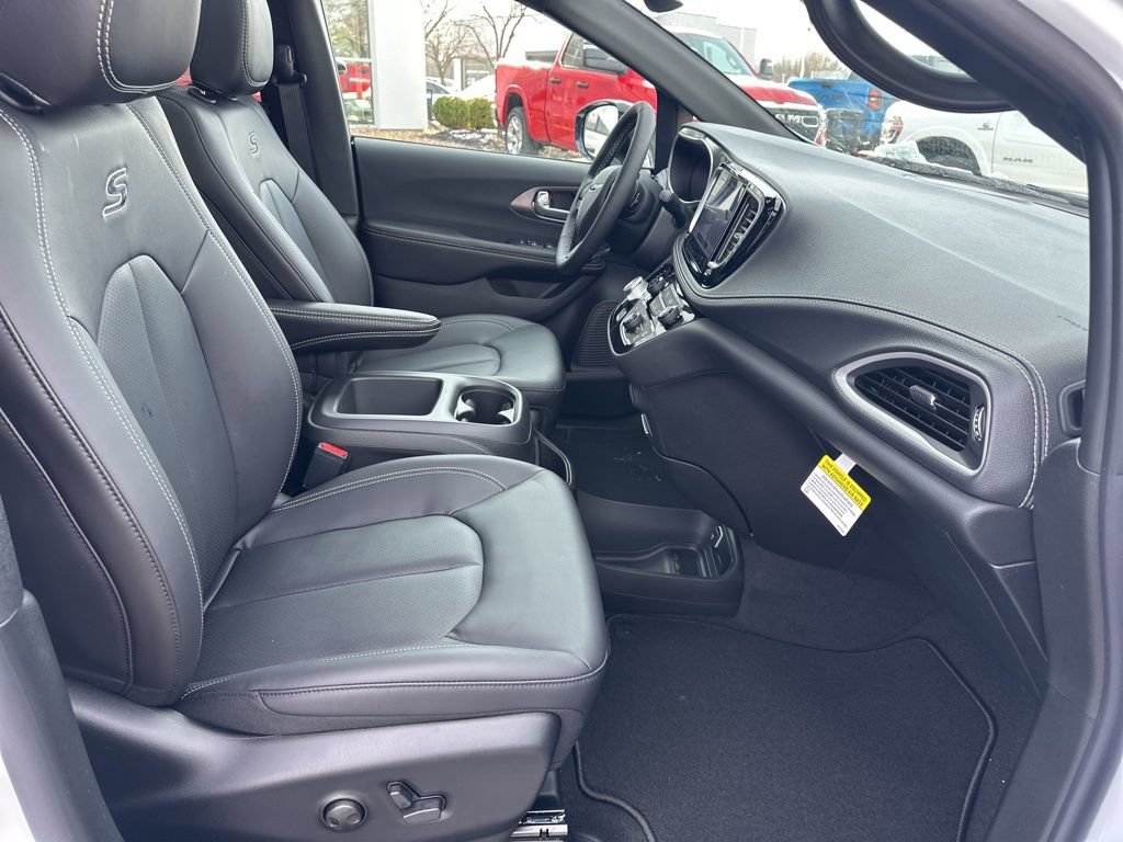 New 2026 Chrysler Pacifica Select AWD/4WD image 59
