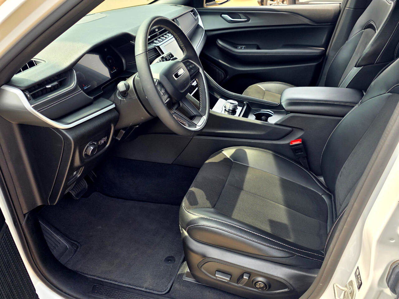 Used 2024 Jeep Grand Cherokee Altitude image 7