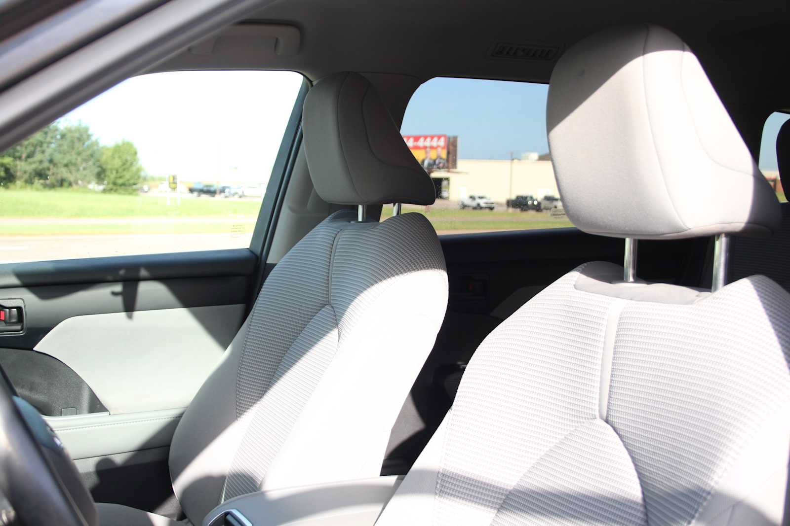 Used 2023 Toyota Highlander LE AWD/4WD image 25