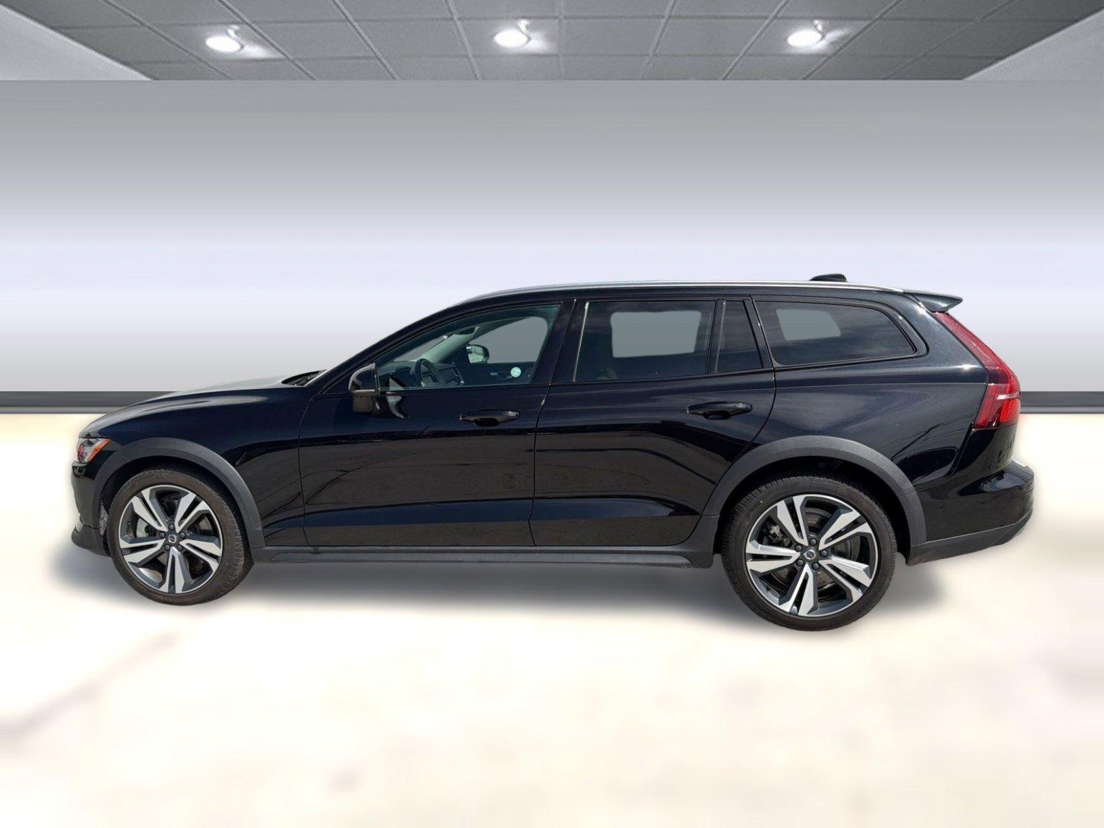 Used 2025 Volvo V60 B5 Cross Country Plus AWD/4WD image 2