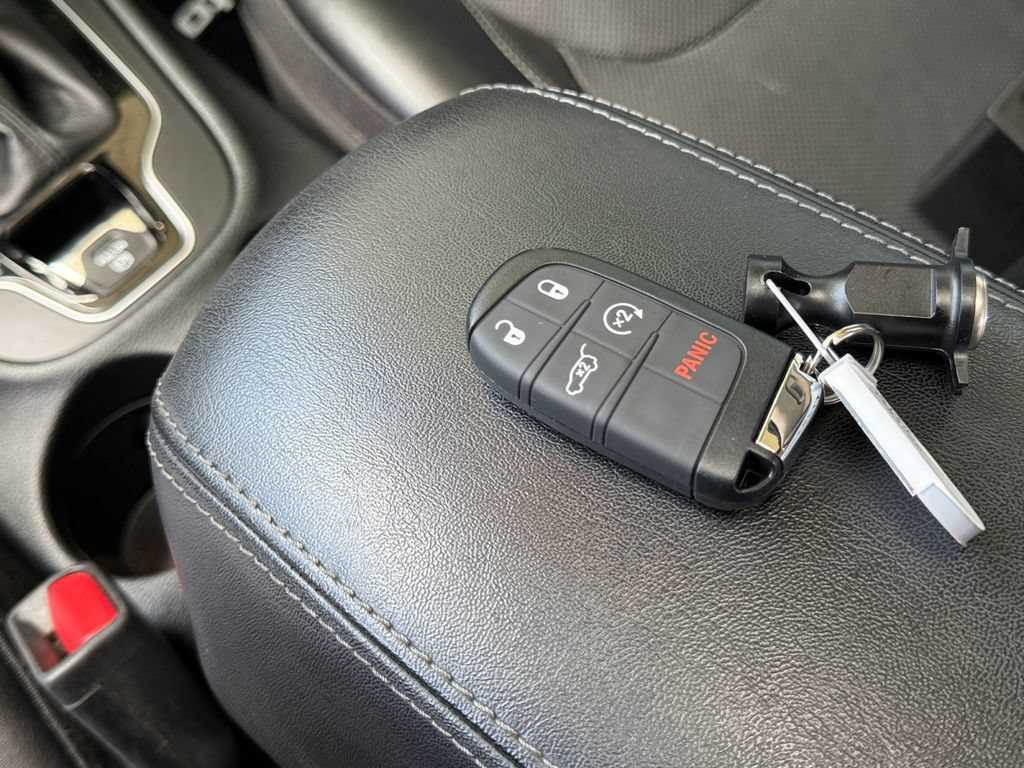 Certified 2022 Jeep Cherokee Limited AWD/4WD image 33