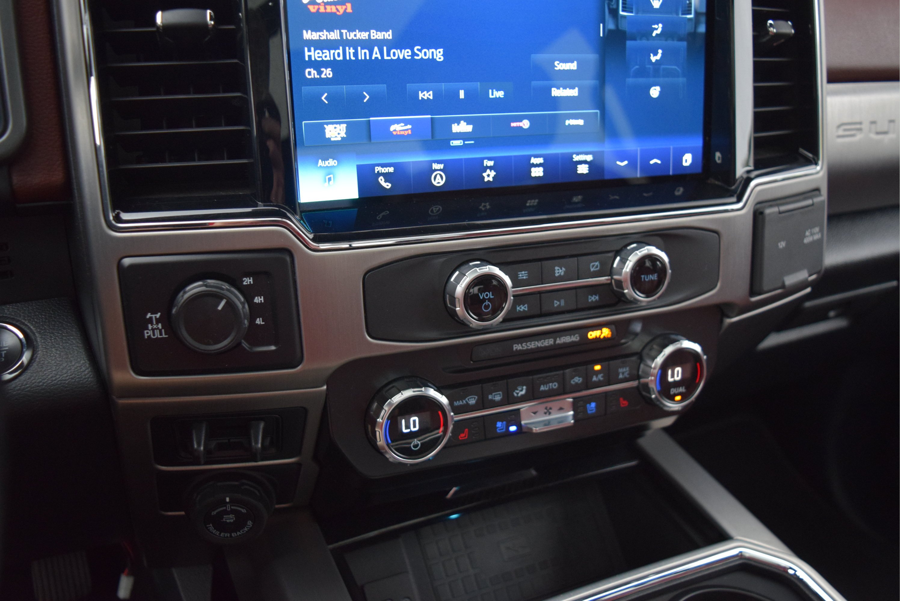 Used 2022 Ford F350 Platinum w/ FX4 Off-Road Package AWD/4WD image 18