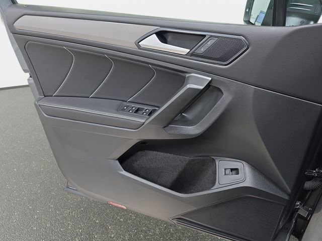 Used 2024 Volkswagen Tiguan SE w/ Panoramic Sunroof Package image 27