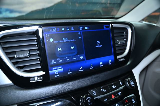 Used 2023 Chrysler Pacifica Touring-L image 30