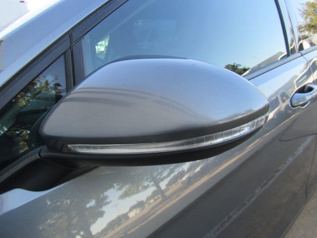 Used 2019 Volkswagen Golf SE image 15