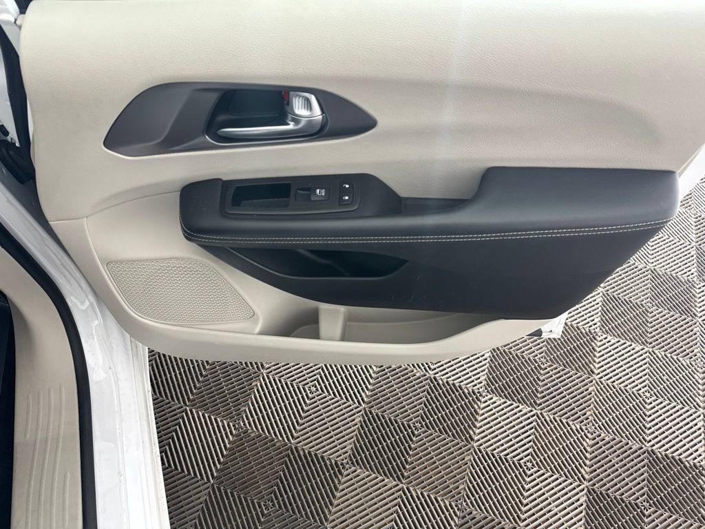 Used 2024 Chrysler Pacifica Touring-L FWD image 21