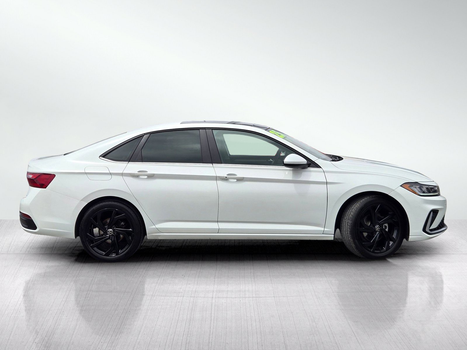 Used 2025 Volkswagen Jetta SE w/ Sunroof Package FWD image 3