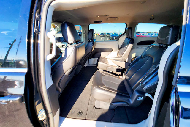 Used 2024 Chrysler Pacifica Touring-L FWD image 23