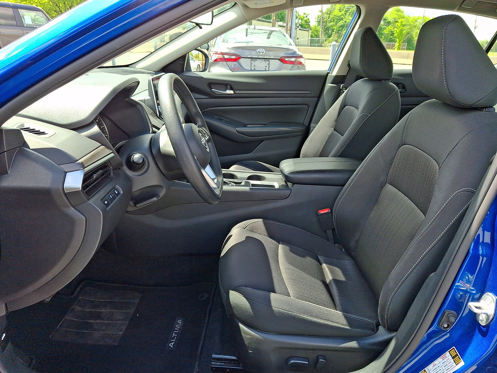 Used 2025 Nissan Altima 2.5 SV FWD image 13