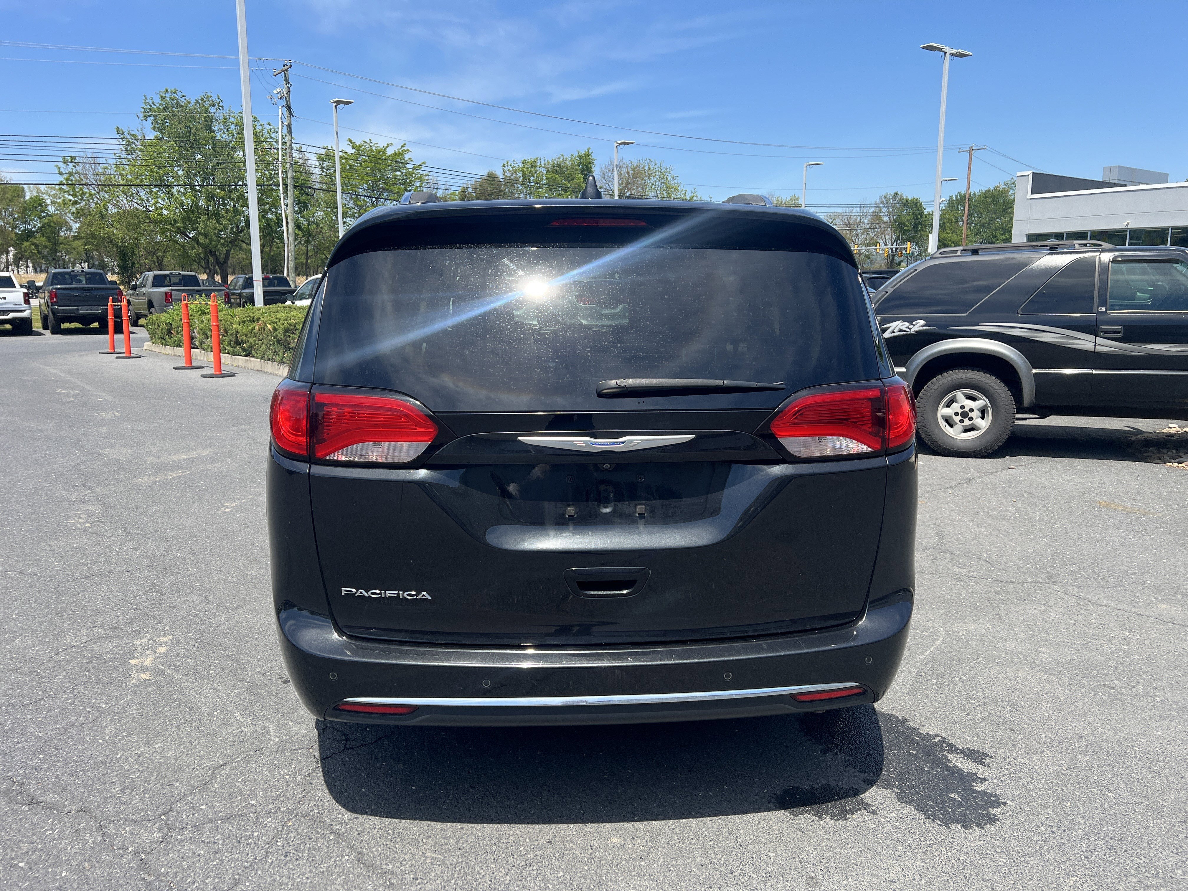 Used 2018 Chrysler Pacifica Touring-L Plus w/ Tire & Wheel Group FWD image 5