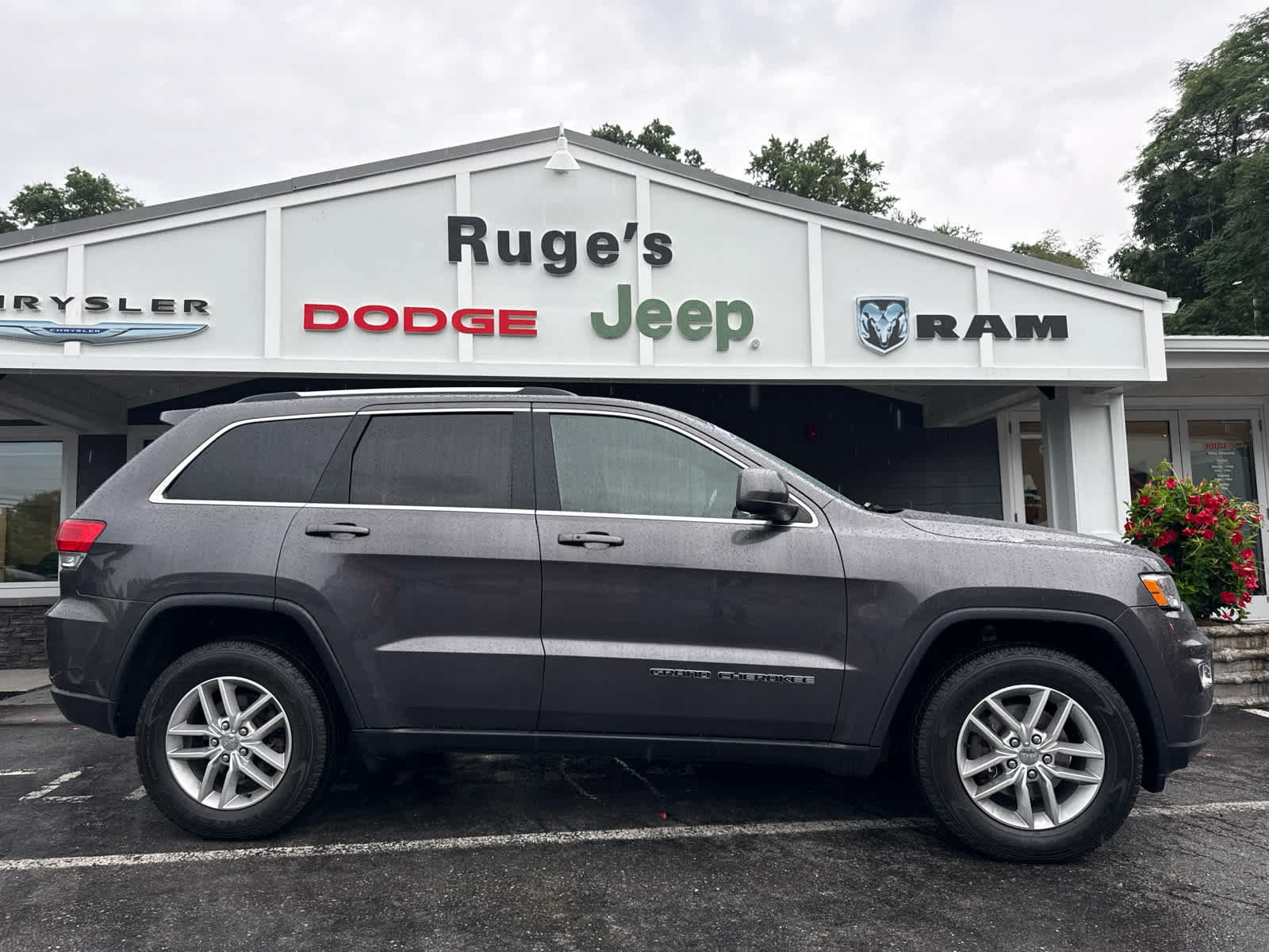 Used 2017 Jeep Grand Cherokee Laredo w/ Quick Order Package 23E AWD/4WD image 2