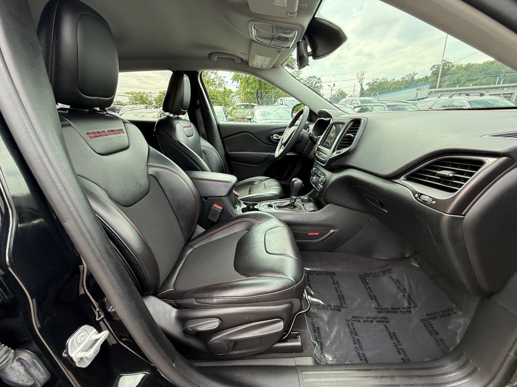 Used 2022 Jeep Cherokee Trailhawk AWD/4WD image 26