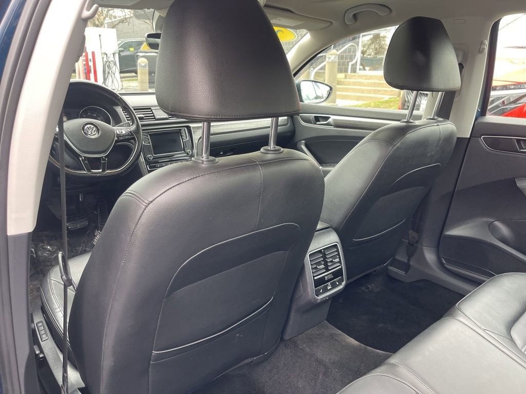 Used 2018 Volkswagen Passat 2.0T SEL Premium image 20