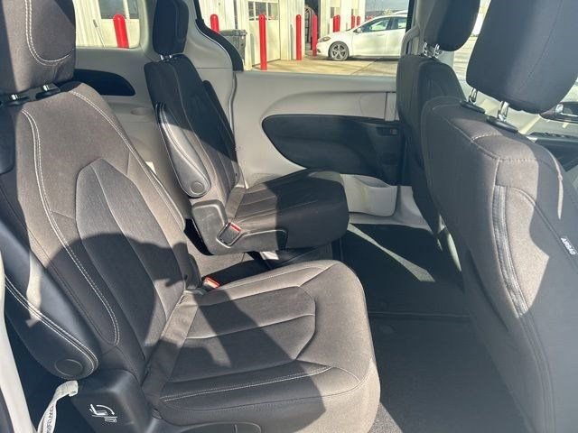 Used 2023 Chrysler Voyager LX image 35