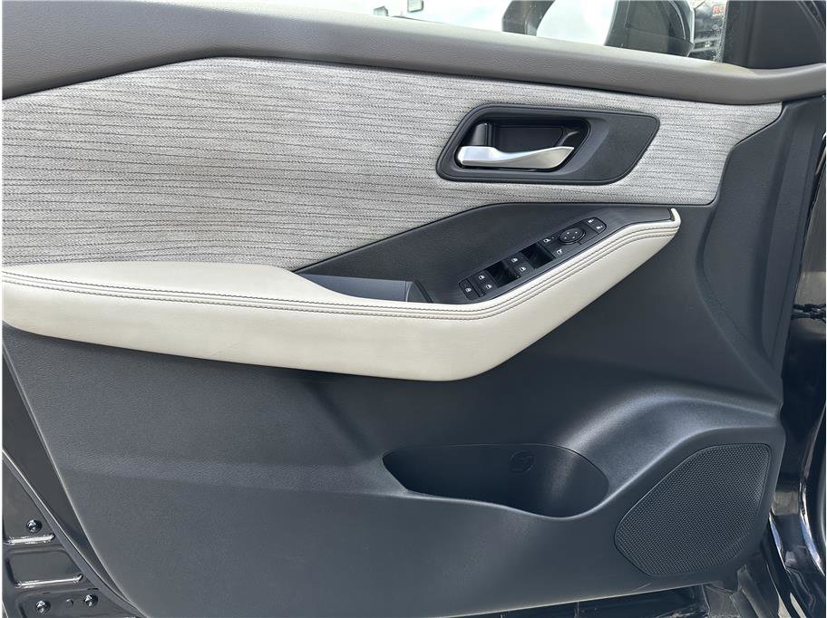 Used 2023 Nissan Rogue SV image 13