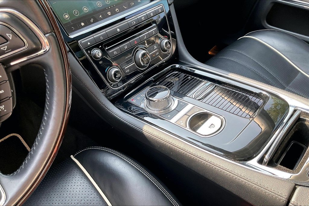 Used 2018 Jaguar XJ R-Sport RWD image 18