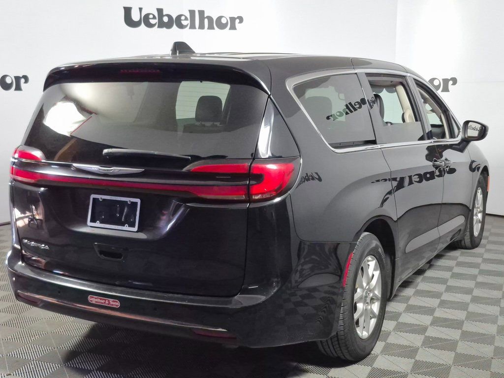 Used 2023 Chrysler Pacifica Touring-L image 7
