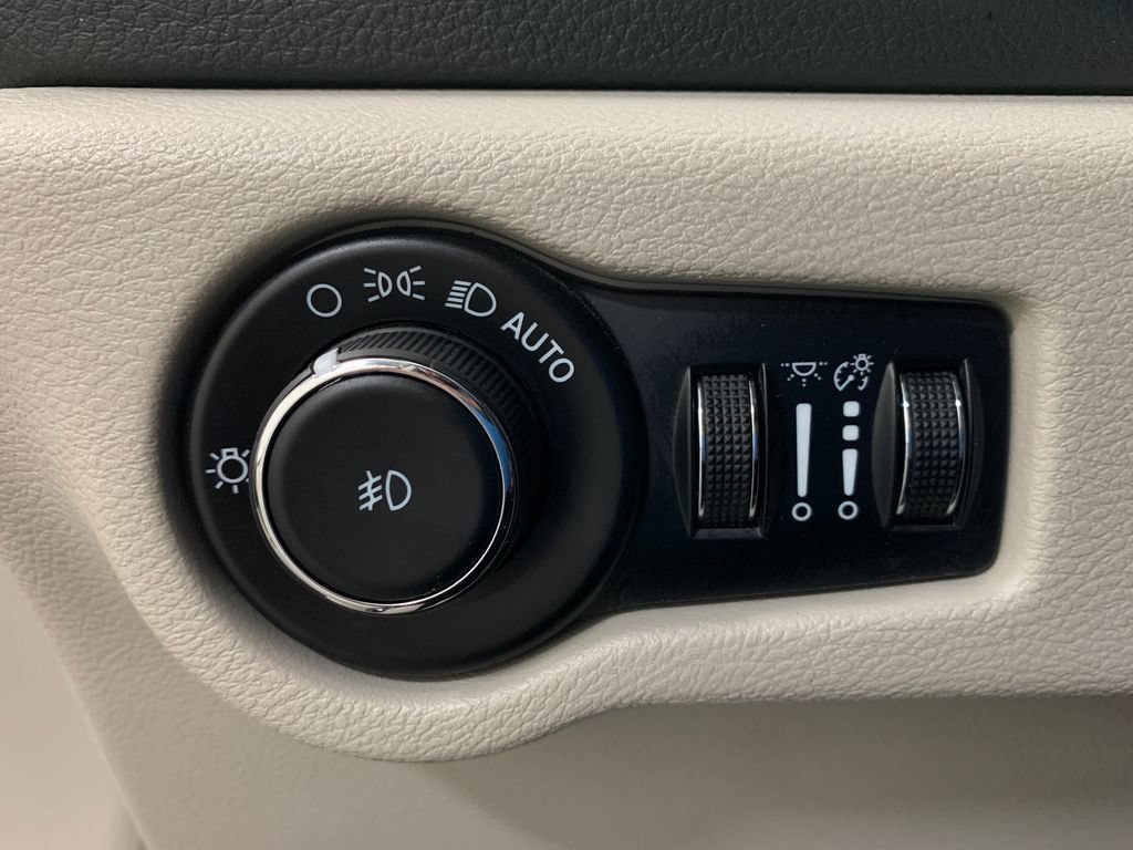 Used 2023 Chrysler Pacifica Touring-L w/ Uconnect Theater Family Group AWD/4WD image 29