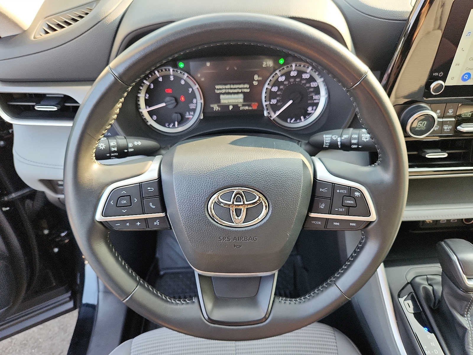 Used 2024 Toyota Highlander LE AWD/4WD image 19