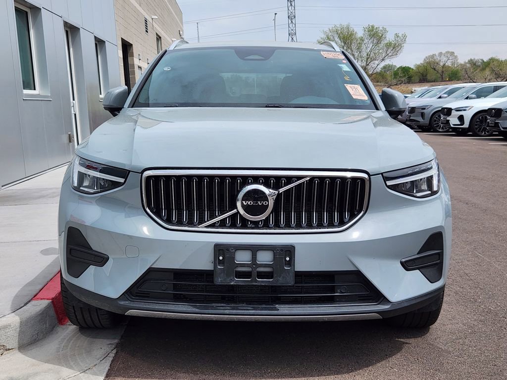 Used 2024 Volvo XC40 B5 Core image 3