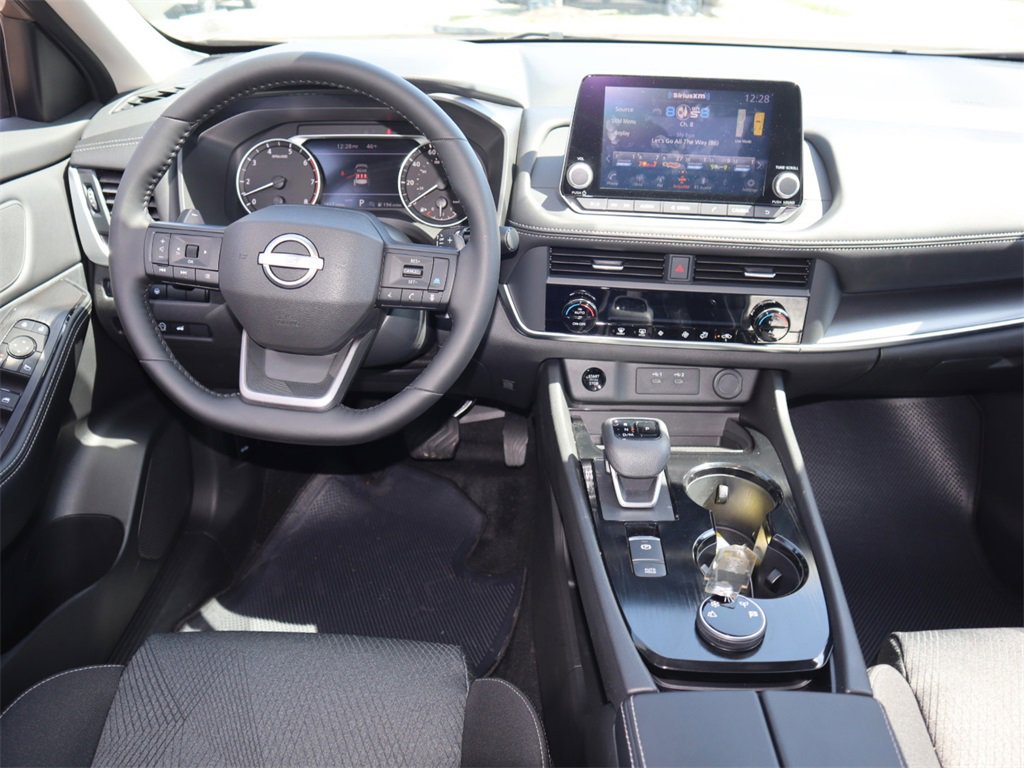 Certified 2025 Nissan Rogue SV image 18