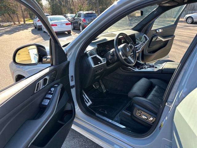 Used 2024 BMW X7 xDrive40i w/ M Sport Package image 25