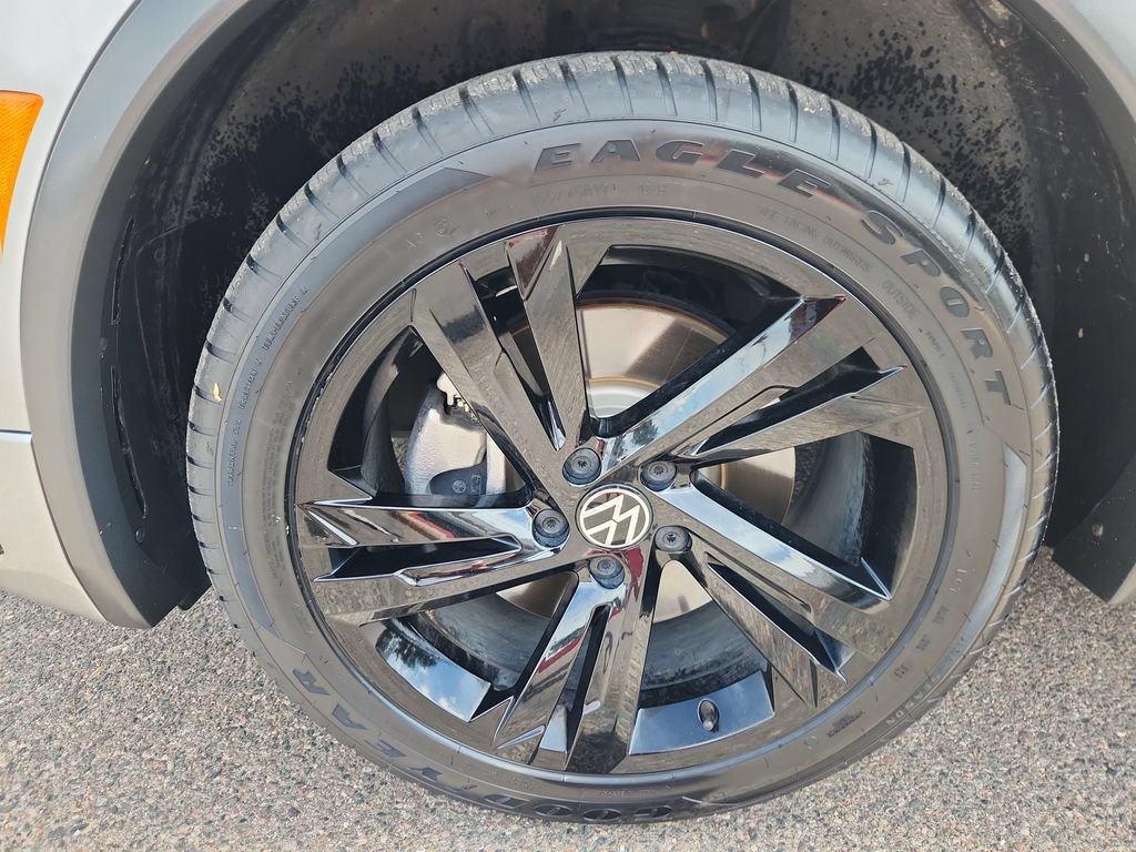 Used 2023 Volkswagen Tiguan SE R-Line AWD/4WD image 16