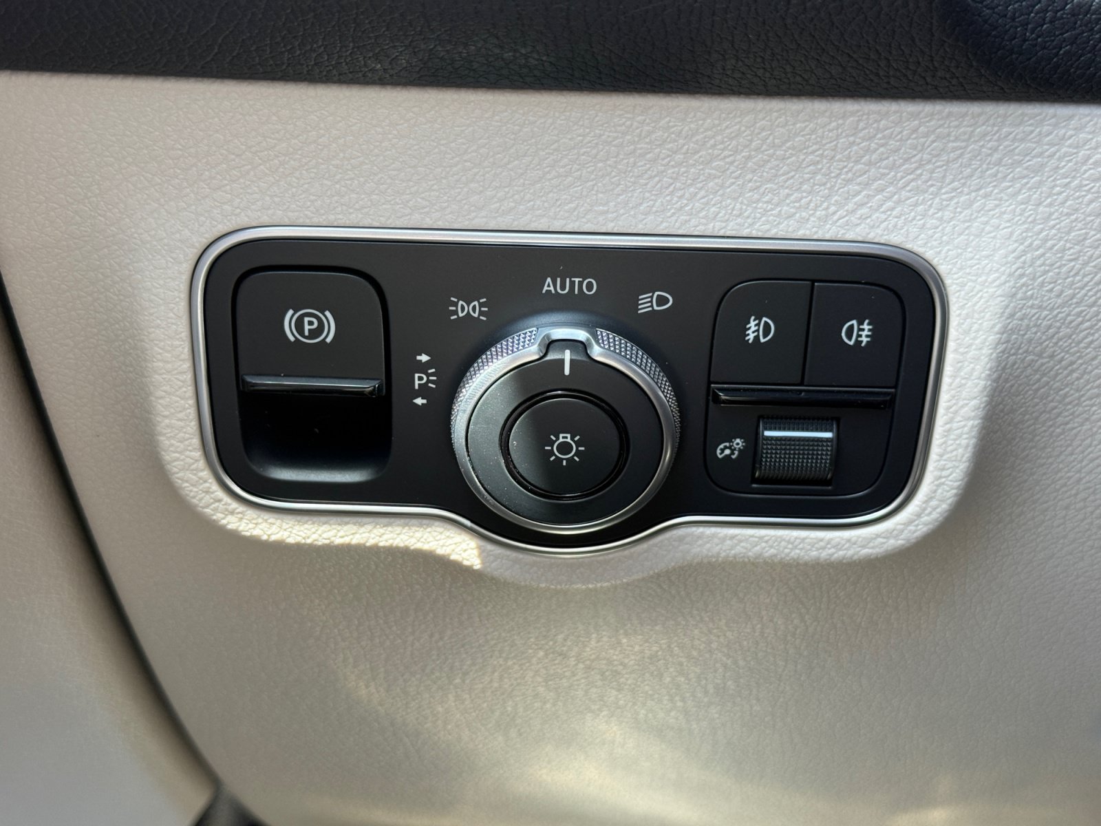 New 2026 Mercedes-Benz GLB 250 4MATIC image 14