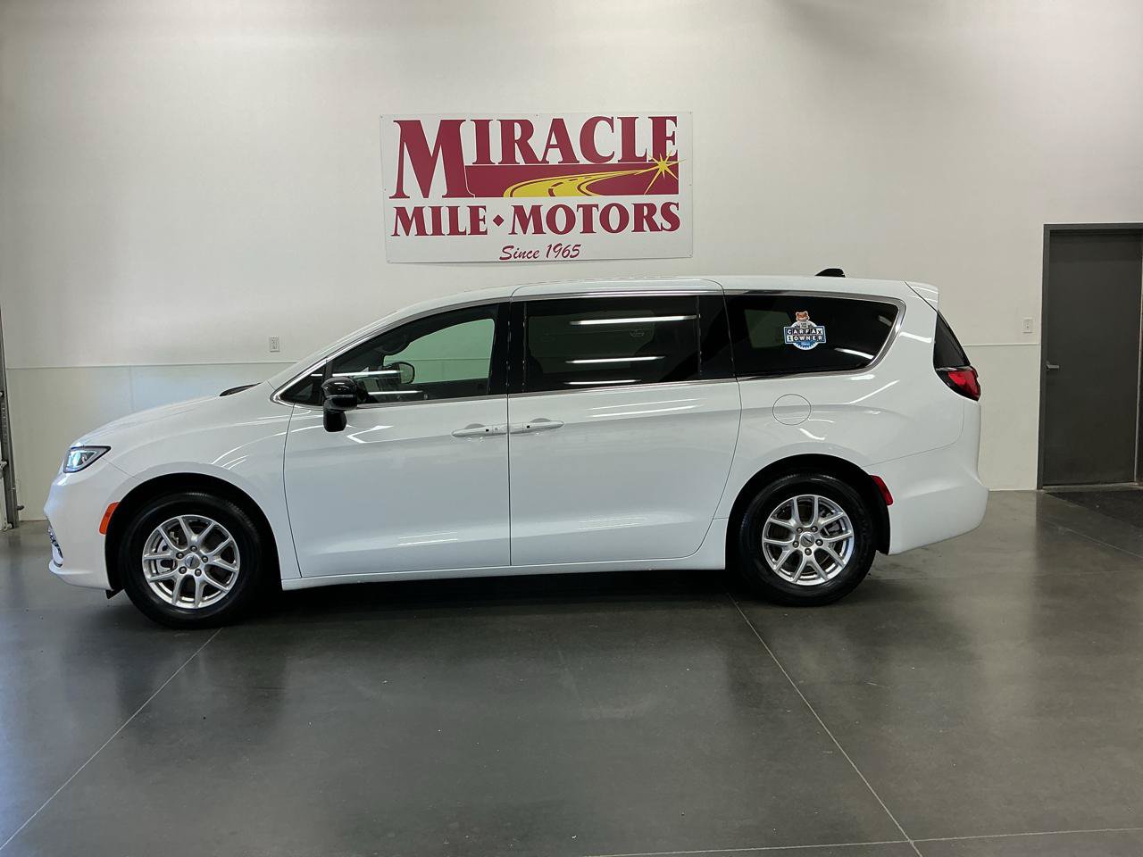 Used 2025 Chrysler Pacifica Select FWD image 2