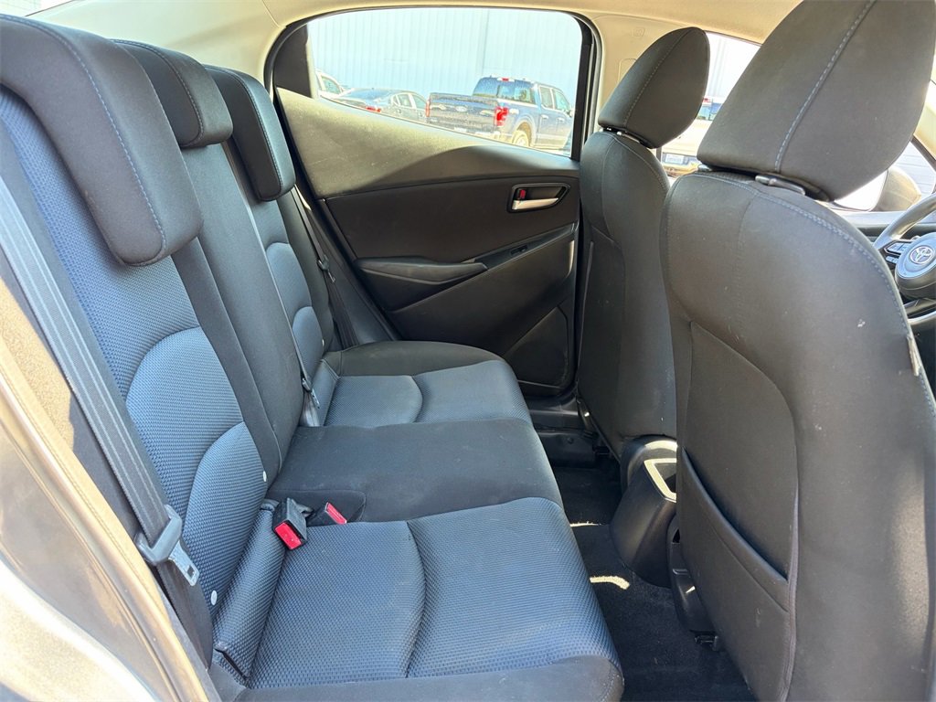 Used 2019 Toyota Yaris L image 15