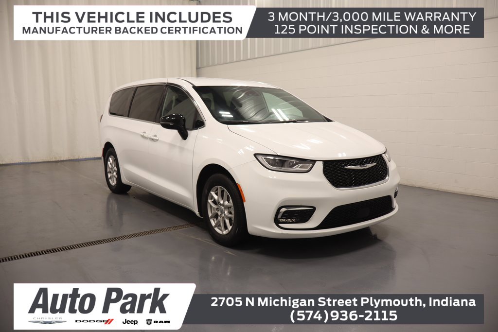 Used 2025 Chrysler Pacifica Select image 1