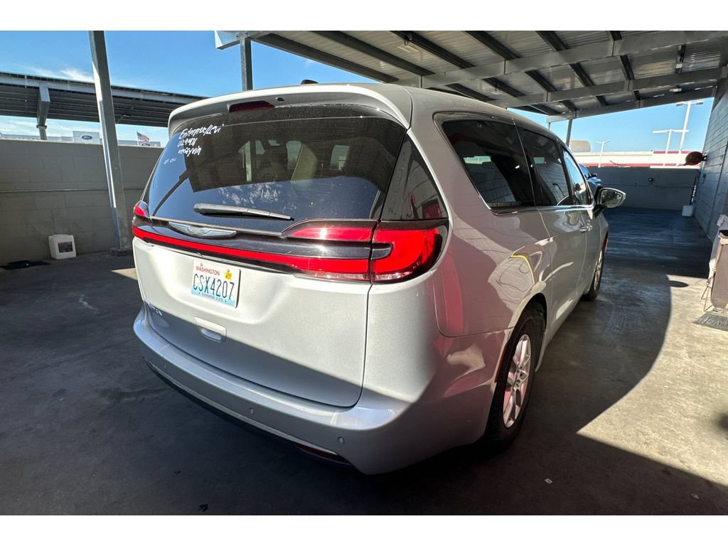 Used 2023 Chrysler Pacifica Touring-L FWD image 5