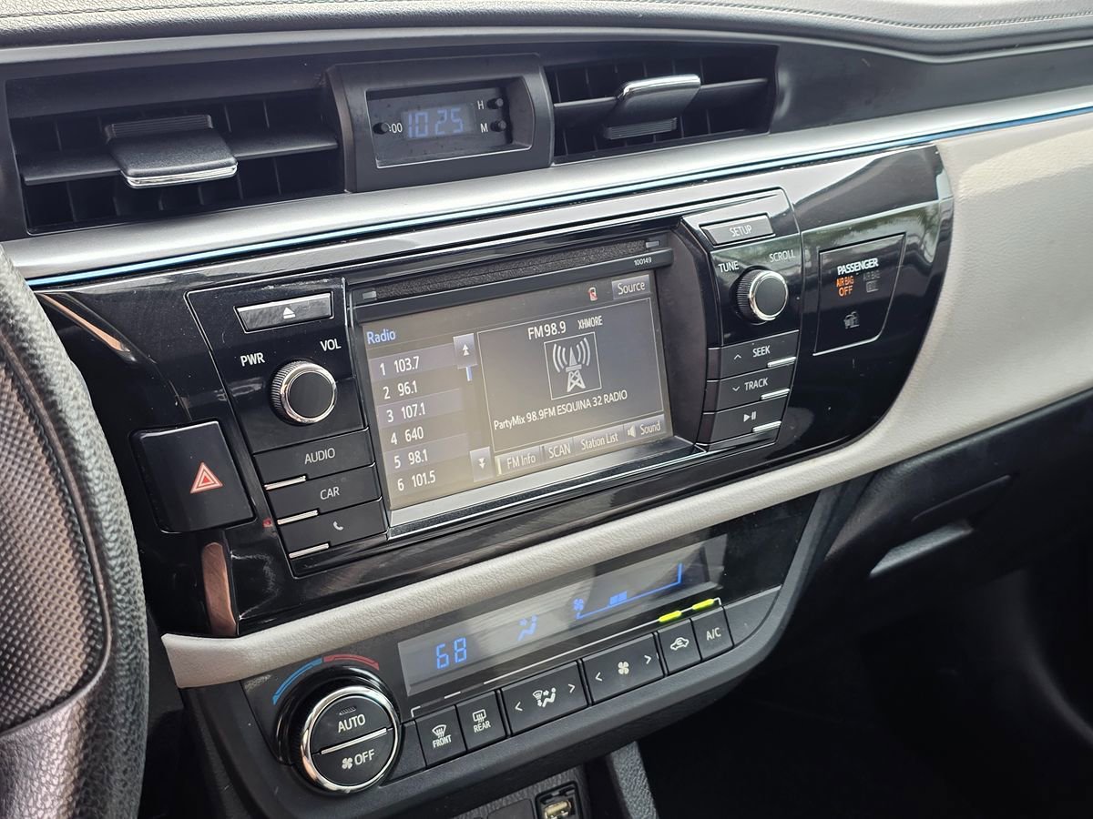 Used 2015 Toyota Corolla LE FWD image 31
