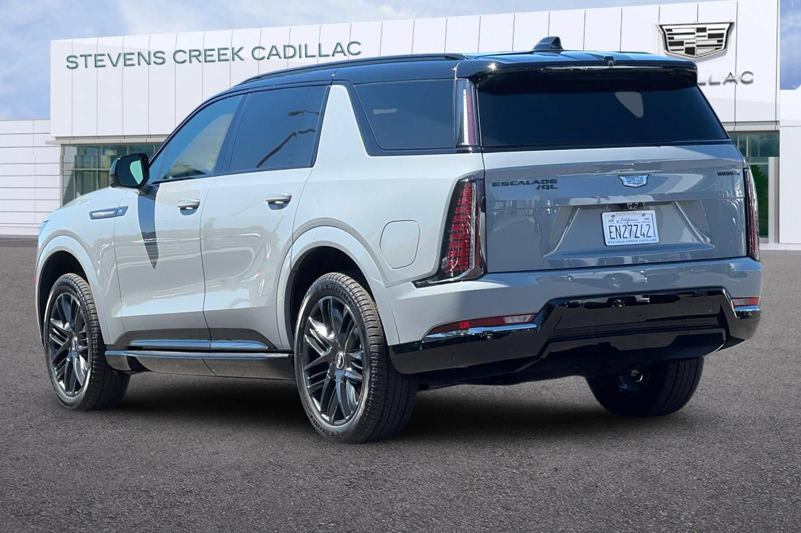 Used 2026 Cadillac Escalade IQL Sport 1 w/ LPO, ONYX Package AWD/4WD image 5